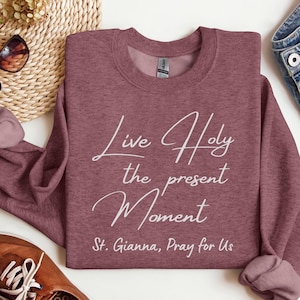 St. Gianna Molla &quot;Live Holy the Present Moment&quot; Rundhals-Sweatshirt, Katholisches Sweatshirt, Heiliges Zitat Pullover, Konfirmationsgeschenk, Mutter Geschenk