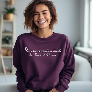 St. Teresa von Kalkutta &quot;&quot;Frieden beginnt mit einem Lächeln&quot;&quot; Rundhals-Sweatshirt, Mutter Teresa-Zitat-Sweatshirt, katholischer Pullover, Heiliges-Zitat-Shirt.&quot;
