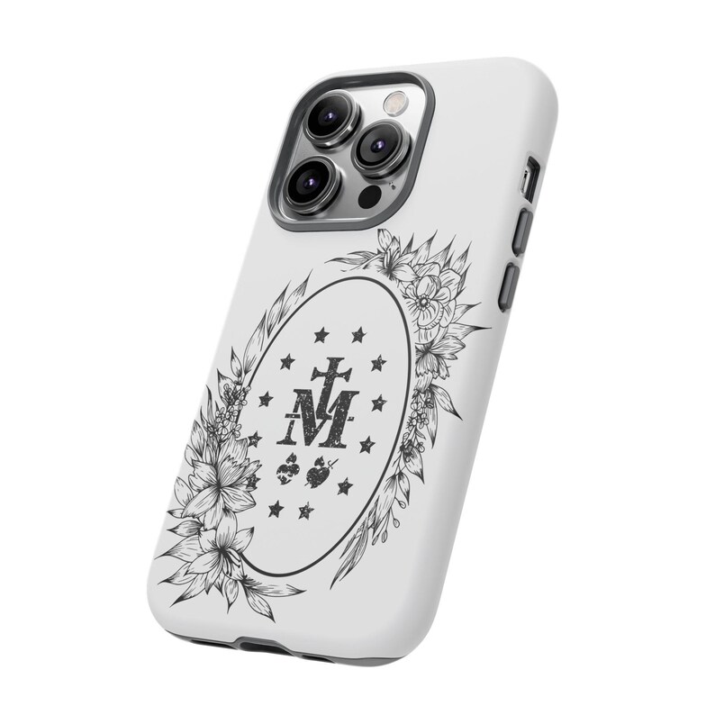 K&ouml;nnte beinhalten: Wei&szlig;es Handy-Case mit einem schwarz-wei&szlig;en Blumendesign, das die Wunderbare Medaille zeigt. Die Medaille hat ein Kreuz und die Buchstaben "M" und "A" in einem Kreis.