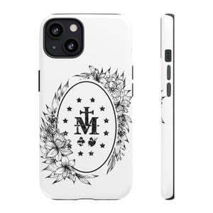 K&ouml;nnte beinhalten: Wei&szlig;es iPhone-Case mit einer schwarz-wei&szlig;en Illustration eines Blumenkranzes, der ein religi&ouml;ses Symbol umgibt. Das Symbol ist ein Kreis mit einem Kreuz und dem Buchstaben "M" darin. Der Kreis ist von Sternen umgeben.