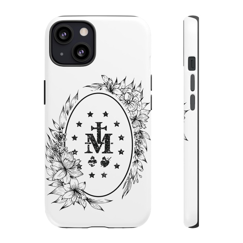 K&ouml;nnte beinhalten: Wei&szlig;es iPhone-Case mit einer schwarz-wei&szlig;en Illustration eines Blumenkranzes, der ein religi&ouml;ses Symbol umgibt. Das Symbol ist ein Kreis mit einem Kreuz und dem Buchstaben "M" darin. Der Kreis ist von Sternen umgeben.