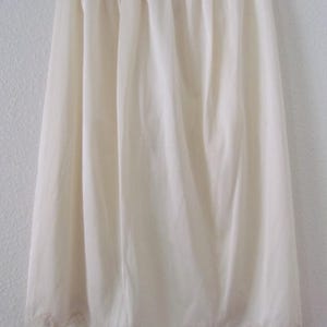 Vintage women&#39;s ivory colored half flip, with lace on hem.
