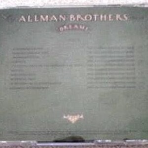K&ouml;nnte beinhalten: Die R&uuml;ckseite einer CD-H&uuml;lle f&uuml;r das Album "Dream" der Allman Brothers Band. Das Cover ist in ged&auml;mpftem Gr&uuml;n gehalten, mit dem Namen der Band und dem Albumtitel in goldfarbenen Buchstaben. Songtitel sind unten aufgef&uuml;hrt.