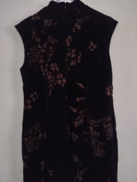 Woman's black velvet gown with brown leaf pattern… - image 4