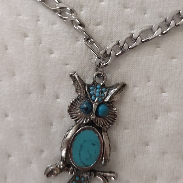 Vintage owl pendant necklace in silver tone 18" inch chain with imitation turquoise
