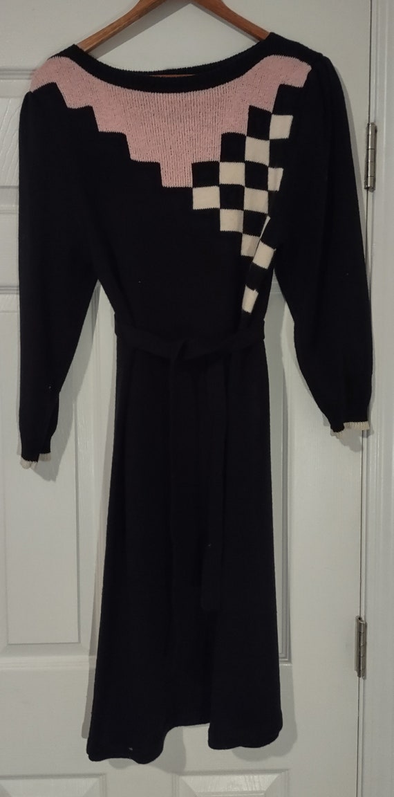 Vintage women's black with a pink and white geomet