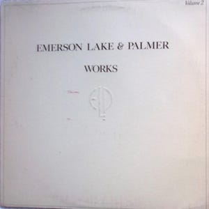 Puede incluir: Una portada de &aacute;lbum de vinilo blanco con el texto "Emerson Lake & Palmer" y "Works" en letras marrones. La portada del &aacute;lbum tambi&eacute;n presenta un c&iacute;rculo blanco con las letras "ELP" en una fuente estilizada.
