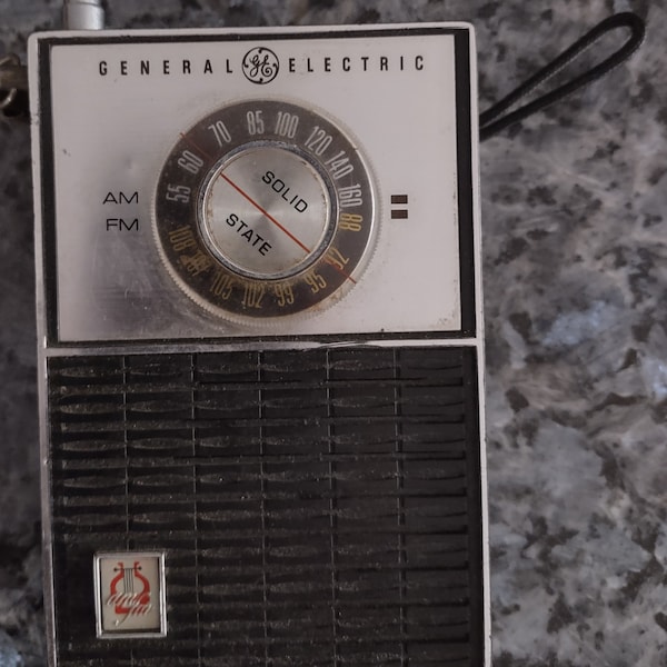 General Electric 10 transistor Am/FM radio P1725