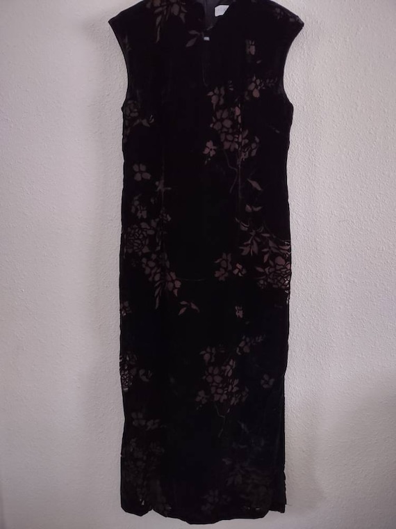 Woman's black velvet gown with brown leaf pattern… - image 1