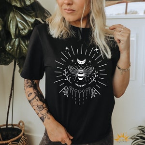 Camiseta de mujer, diseño místico, abeja mística, estilo boho, ropa celestial, gótica, luna y estrellas, camisa de algodón