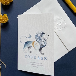 Courage – Carte de vœux inspirante – Dans tout ce que nous craignons réside notre invitation cachée à briller – Lion, Lune et Étoiles