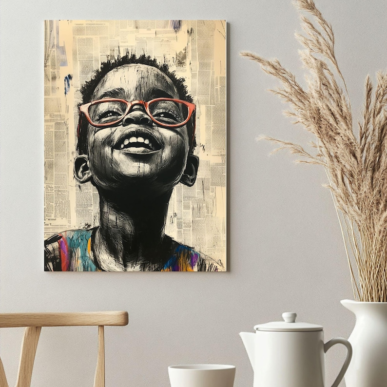 Op de afbeelding: Een zwart-wit portret van een kind met oranje-rode bril, lachend en omhoog kijkend. Het kunstwerk staat op een canvas met een krantenachtige achtergrond. Het shirt van het kind heeft kleurrijke strepen. Het is een stukje wandkunst.
