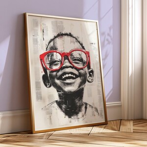 Pu&ograve; includere: Un disegno in bianco e nero di un giovane che indossa occhiali con montatura rossa e sorride ampiamente. Il disegno &egrave; su uno sfondo strutturato.