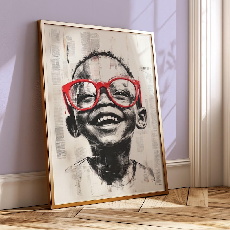 Pu&ograve; includere: Un disegno in bianco e nero di un giovane che indossa occhiali con montatura rossa e sorride ampiamente. Il disegno &egrave; su uno sfondo strutturato.