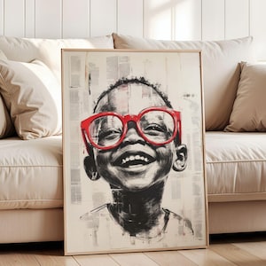 Pu&ograve; includere: Un disegno in bianco e nero di un bambino che indossa occhiali rossi e sorride. Il disegno &egrave; su uno sfondo bianco con una texture di stampa di giornale.