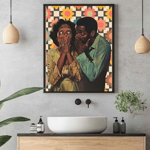 Op de afbeelding: Ingelijste kunstdruk met een vintage illustratie van een man die fluistert tegen een vrouw, beiden met verraste uitdrukkingen. De achtergrond heeft een retro bloemen- en dambordpatroon in oranje, roze en geel.