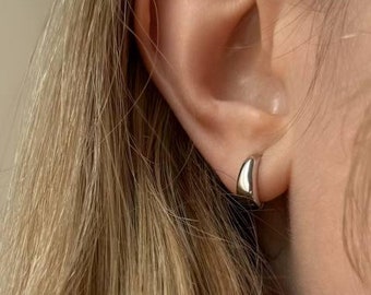 Sterlingzilveren oorringen: handgemaakte minimalistische Huggie Hoops (10 mm)