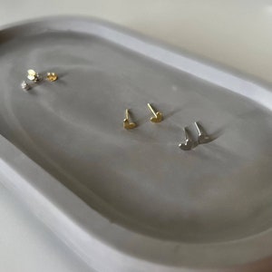 Heart Studs-Sterling Silver 925-Gold studs Minimalistic earrings-Heart-Minimal-18k Vermeil Gold Studs Tiny Heart Earrings Dainty Jewerly imagem 3