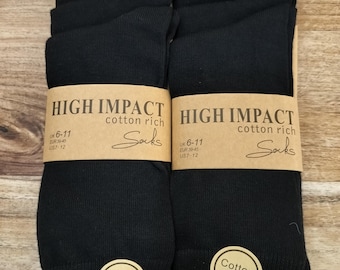 以下が含まれることがあります： 黒い靴下の2つのパック。各パックには3足入っています。「HIGH IMPACT cotton rich Socks」の文字とサイズ情報が記載されたパッケージ。各パックには「Cotton Rich」のステッカーが付いています。
