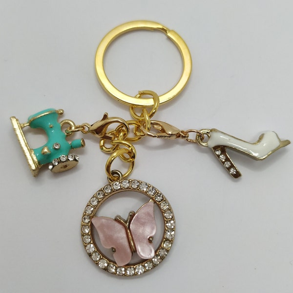 Chaussure blanche avec strass turquoise, machine à coudre, papillon rose, cercle avec strass, porte-clés doré