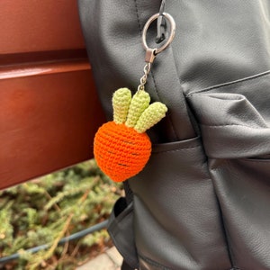 Mini Crochet Carrot Keychain Handmade Vegetable Bag Charm Easter Gift for Vegan Friends Cute Food Accessory for Keys or Backpack