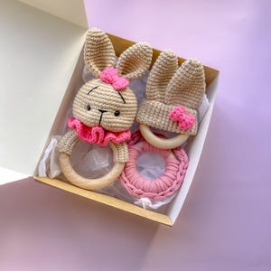 Baby-Dusche-Geschenk-Set Hase Rassel Spielzeug Häkeln Tier Rassel hölzernes sensorisches Spielzeug Neugeborenen Geschenk Andenken ersten Geburtstag Ostern Geschenk-Set