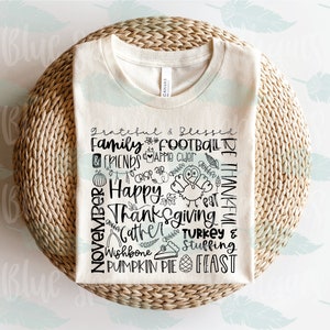 Puede incluir: Una camiseta beige con un diseño gráfico negro que dice "grateful & blessed" e incluye una lista de palabras con temática de Acción de Gracias como "family", "football", "friends", "apple cider", "crisp air", "happy", "thanksgiving", "gather", "turkey", "stuffing", "wishbone", "pumpkin pie" y "feast".