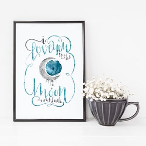 以下が含まれることがあります： 三日月と「I love you to the moon and back」というテキストが描かれた水彩画の額装されたプリントです。