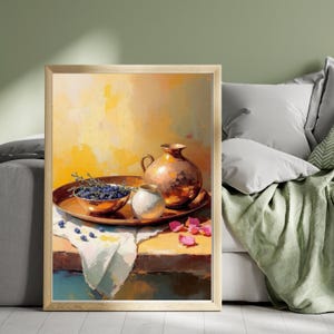 Peut inclure: Peinture encadrée de nature morte avec un vase cuivré et un petit vase blanc sur un plateau. Un bol de baies bleues et des pétales de fleurs roses sont également sur le plateau. Le fond est jaune et orange chaud.