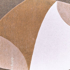 K&ouml;nnte beinhalten: Ein abstrakter Teppich mit einer einzigartigen Form, der eine Mischung aus Beige, Hellbraun und Wei&szlig; aufweist. Das Design des Teppichs ist modern und ansprechend, mit einer weichen Textur. Ideal, um einem Wohnraum einen Hauch von modernem Stil zu verleihen, ca. 150 cm x 100 cm.