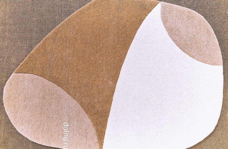 K&ouml;nnte beinhalten: Ein abstrakter Teppich mit einer einzigartigen Form, der eine Mischung aus Beige, Hellbraun und Wei&szlig; aufweist. Das Design des Teppichs ist modern und ansprechend, mit einer weichen Textur. Ideal, um einem Wohnraum einen Hauch von modernem Stil zu verleihen, ca. 150 cm x 100 cm.