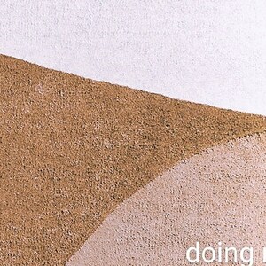 K&ouml;nnte beinhalten: Abstraktes Bild mit einer strukturierten Oberfl&auml;che in Braun- und Beiget&ouml;nen, mit wei&szlig;em Hintergrund. Der Satz "doing r" ist in der unteren rechten Ecke sichtbar.