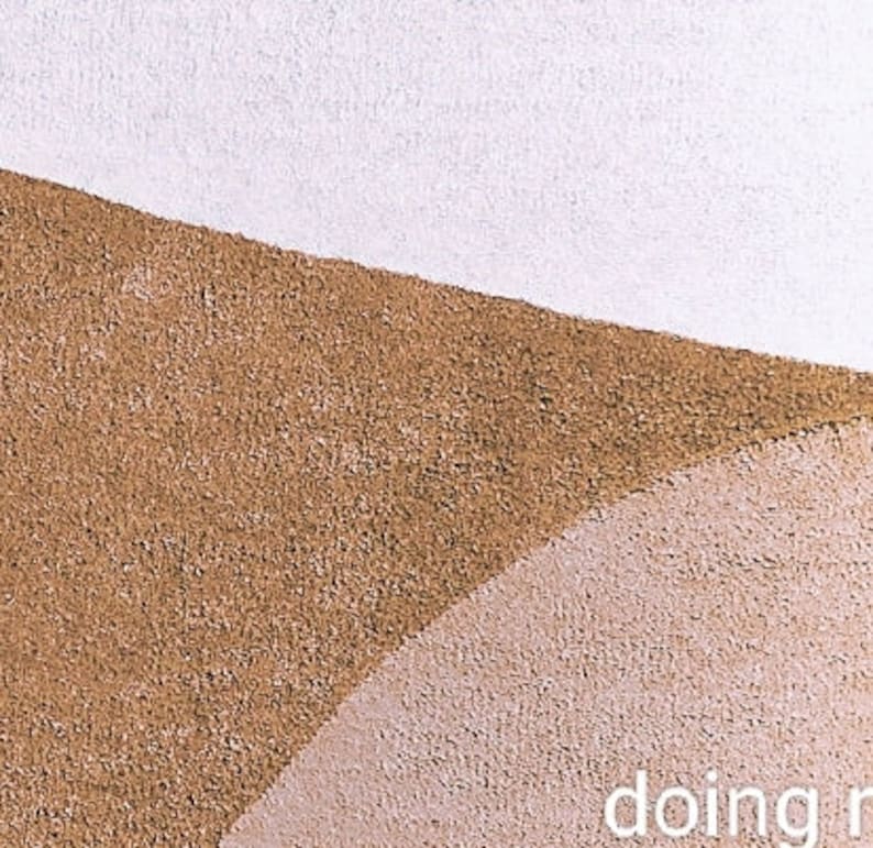 K&ouml;nnte beinhalten: Abstraktes Bild mit einer strukturierten Oberfl&auml;che in Braun- und Beiget&ouml;nen, mit wei&szlig;em Hintergrund. Der Satz "doing r" ist in der unteren rechten Ecke sichtbar.