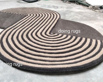 Minimalist Wool Rug: Irregular Shape, Curve Line Design