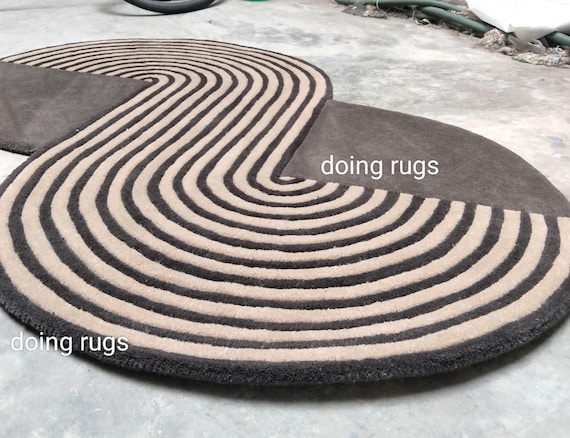 Minimalist Wool Rug: Irregular Shape, Curve Line Design