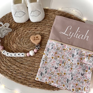 Peut inclure: Un ensemble cadeau pour bébé comprenant une sucette, un attache-sucette et une housse de matelas à langer. Le clip de sucette épelle "Lyliah" avec des perles en bois. La housse de matelas à langer porte le nom "Lyliah".