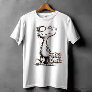Camiseta de dinosaurio de dibujos animados, camiseta del Cártel Zafari, arte de reptiles caprichoso, estampado gráfico dibujado a mano, idea de regalo única