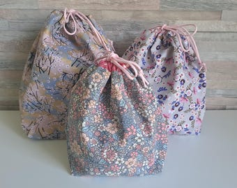 Set di tre sacchetti con coulisse in tessuto con motivo floreale giapponese, composto da 3 sacchetti di diverse dimensioni.