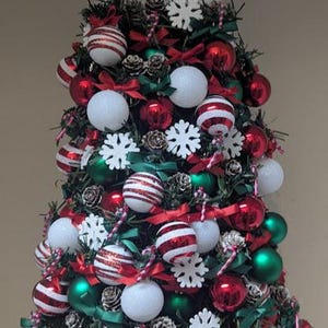 Christmas Tree Decorated - Table Top Tree- With Red,White and Green Theme - White Multi Function Lights With Remote and Batteries