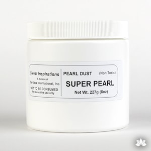 Può includere: Un barattolo di plastica bianco con un'etichetta nera che recita "Sweet Inspirations, A division of Cal-Java International, Inc. PEARL DUST (Non Toxic) SUPER PEARL Net Wt. 227g (8oz)". L'etichetta riporta anche la dicitura "NOT TO BE CONSUMED for decorative use only".