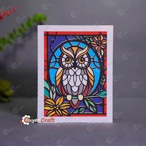 Puede incluir: Una tarjeta colorida de estilo vitral con un búho con detalles amarillos, naranjas, azules y verdes. El búho está posado en una rama con flores en el fondo.