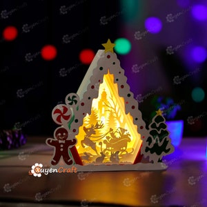 Père Noël renne dans la maison en pain d'épice Shadow Box SVG Light Box - Candy House Lanterne de Noël - Gabarit en papier découpé - Bonhomme de neige maison svg