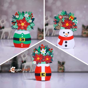 Op de afbeelding: Drie kerstversieringen van papier. Eén is een elf, één een sneeuwpop en één de kerstman. Elk heeft een bloemstuk met rode poinsettia's, groene bladeren en witte bloemen. De elf heeft een groen bovenstuk en een rode onderkant.