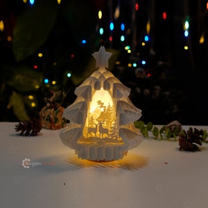 Joyeux cerf de Noël dans l’arbre Pop Up SVG Modèle de découpe de papier créant un éclairage d’arbre de Noël Pop up pour les décorations de Noël, Arbre V3