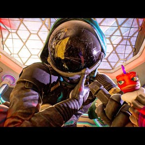 Puede incluir: Una persona con un traje espacial y un casco rayado, sosteniendo una criatura roja y naranja con una antena morada. La escena está ambientada en un interior futurista con patrones geométricos y detalles en rojo.