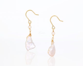 Wit bloemblad Pearl Drop Earring, 14k goud barokke parel, unieke lange parel oorbellen, onregelmatige parel druppel bungelen, handgemaakte bruids oorbellen