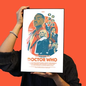 Może przedstawiać: Plakat z napisem "DOCTOR WHO" z postaciami. Plakat ma wymiary 28x43 cm i zawiera tekst "NGUTI GATWA IS" oraz rok "2024". Plakat jest trzymany przez osobę.