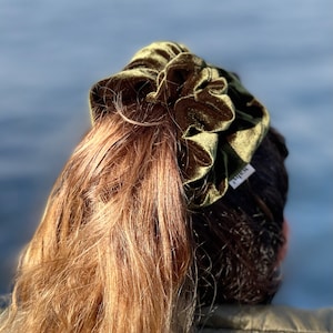 Scrunchie de terciopelo verde oliva