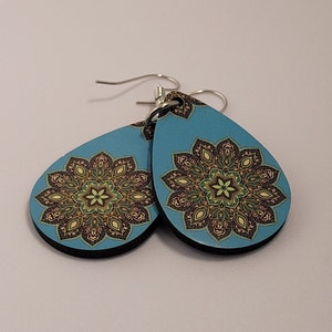 Mooie Tear drop dubbelzijdige oorbellen, stijlvol blauw/groen/bruin mandala ontwerp, lichtgewicht, sublimatie print, hout