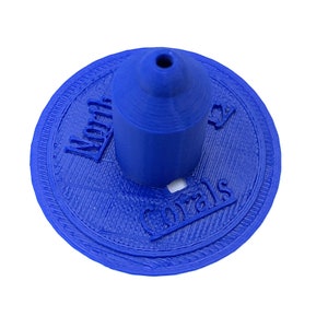 Peut inclure: Objet bleu imprimé en 3D avec une forme conique sur une base circulaire. La base porte le mot "Corals" et d'autres textes. L'objet est en matériau bleu et se détache sur un fond blanc.